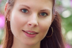 Portraitshooting mit Blumenbokeh und einem Gast IMG 9415w