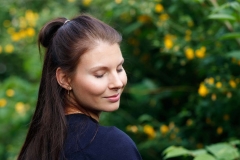 Portraitshooting mit Blumenbokeh und einem Gast IMG 9498w