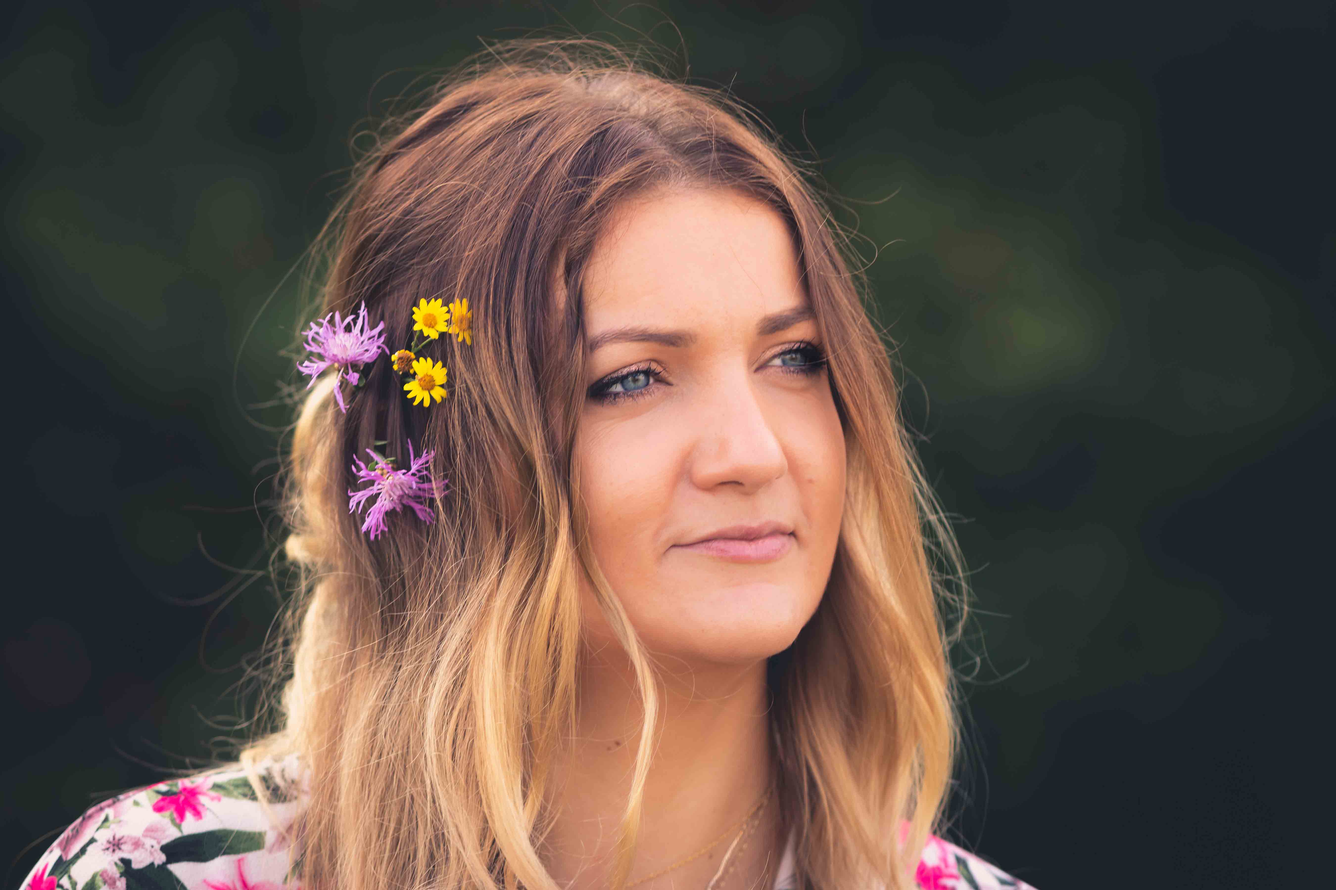 Portraitshooting, morgendliche Portraits im Nürnberger Knoblauchsland zwischen Blumen von Claudia Link Fotografie und Grafikdesign Nürnberg Roth