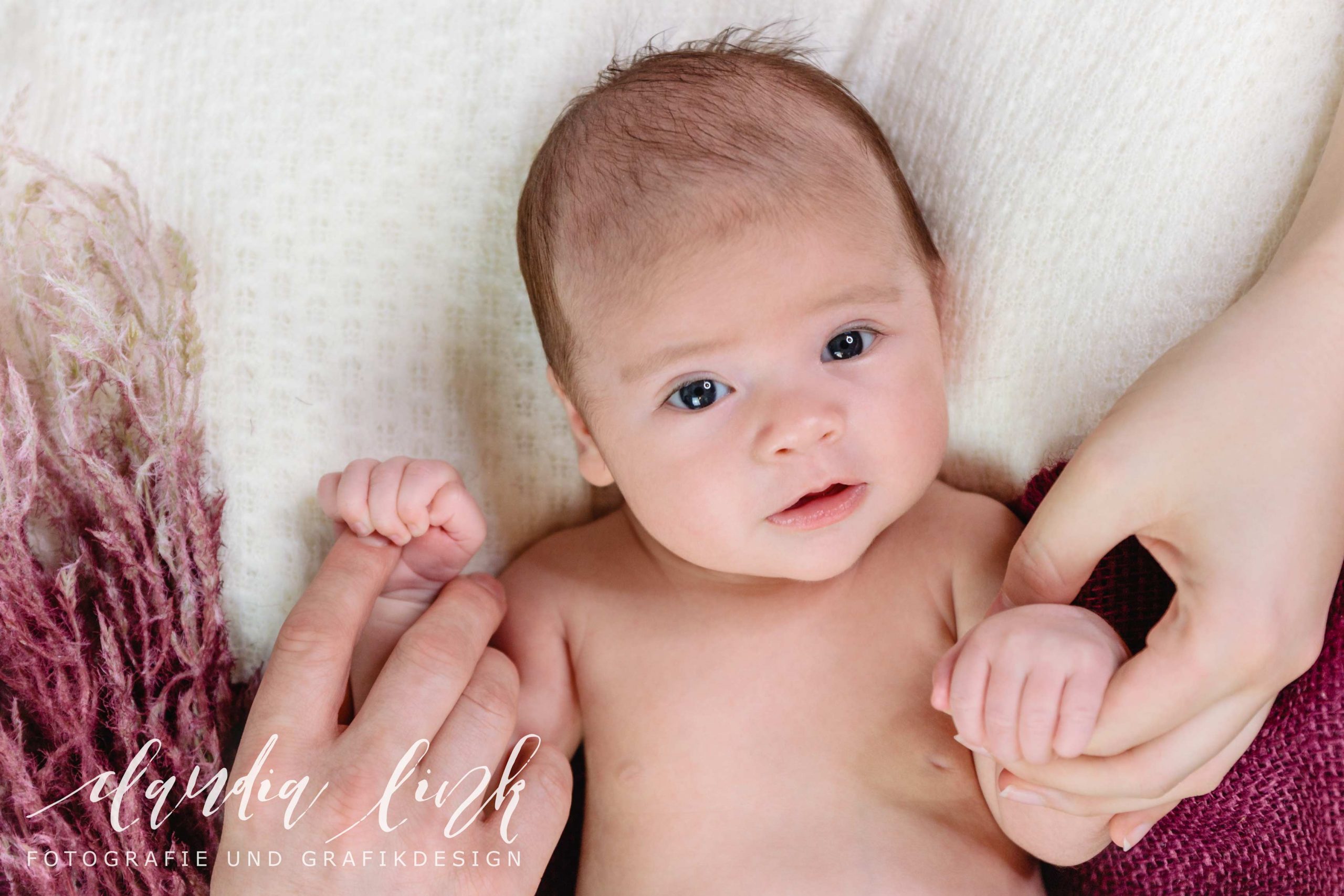 Ein perfekter Tag, um zurück ins Social-Media-Leben zu finden und euch wundervolle Babyfotos voller Winterzauber aus dem letzten Fotoshooting 2020 zu zeigen. Fotograf Claudia Link war für diese Babybilder in München.