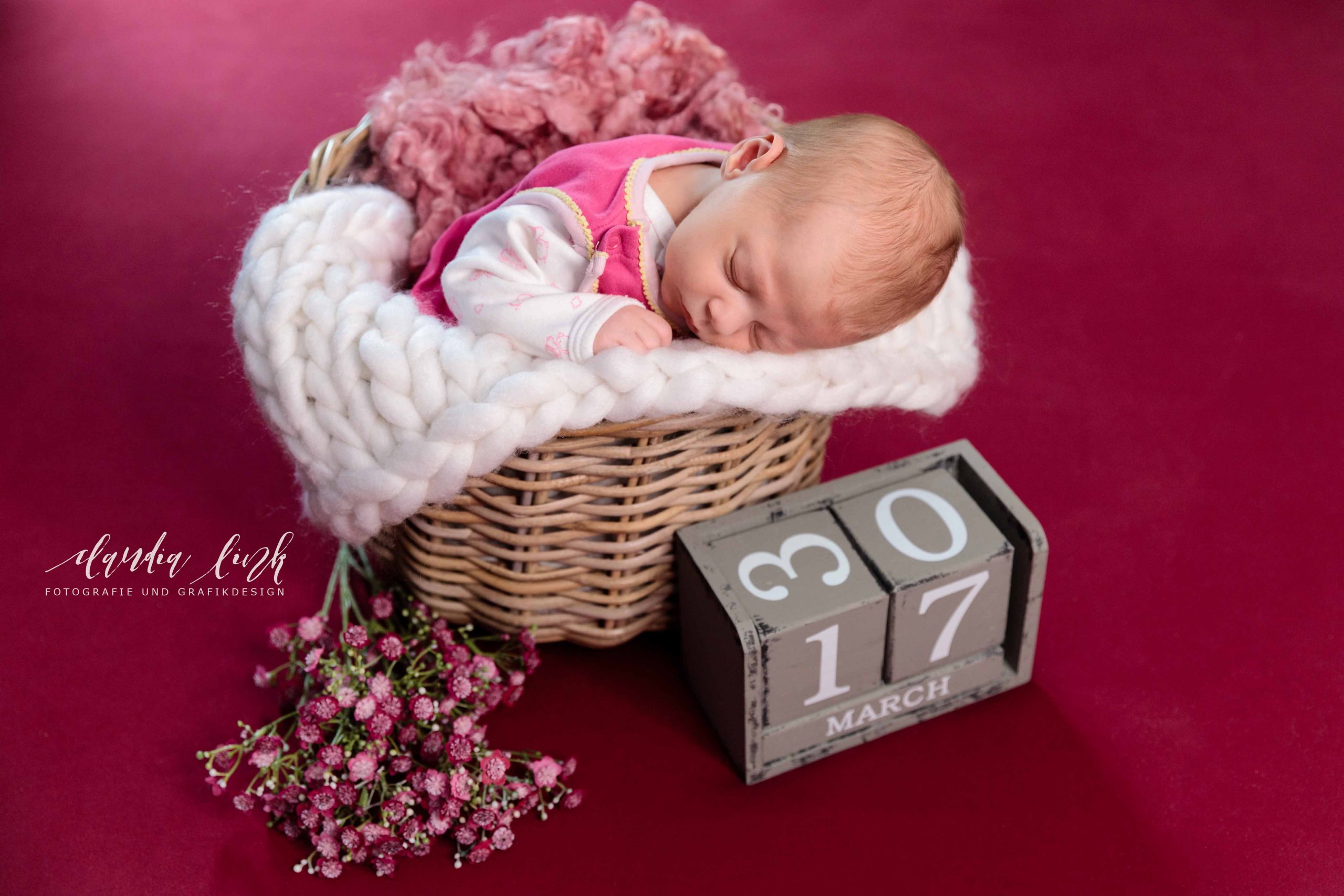 Fotos von deinem Baby in deiner Lieblingsfarbe, ein verträumtes Newbornshooting von Claudia Link Fotografie und Grafikdesign, deine Familienfotografin aus Berching