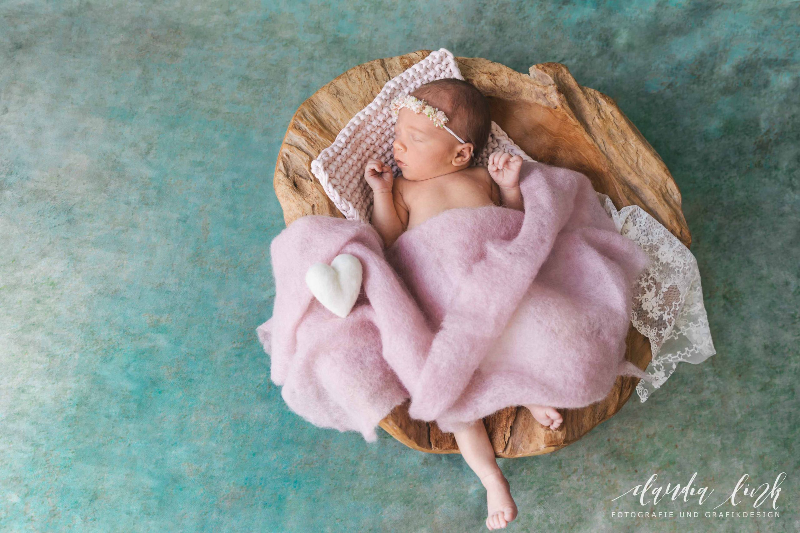 Fotos von deinem Baby bequem und stressfrei bei dir zu Hause dank meiner flexiblen Fotostudio-Ausrüstung und meinen vielen verschiedenen Accessoires, professionelles Newbornshooting von Claudia Link Fotografie und Grafikdesign, deine Familienfotografin aus Berching