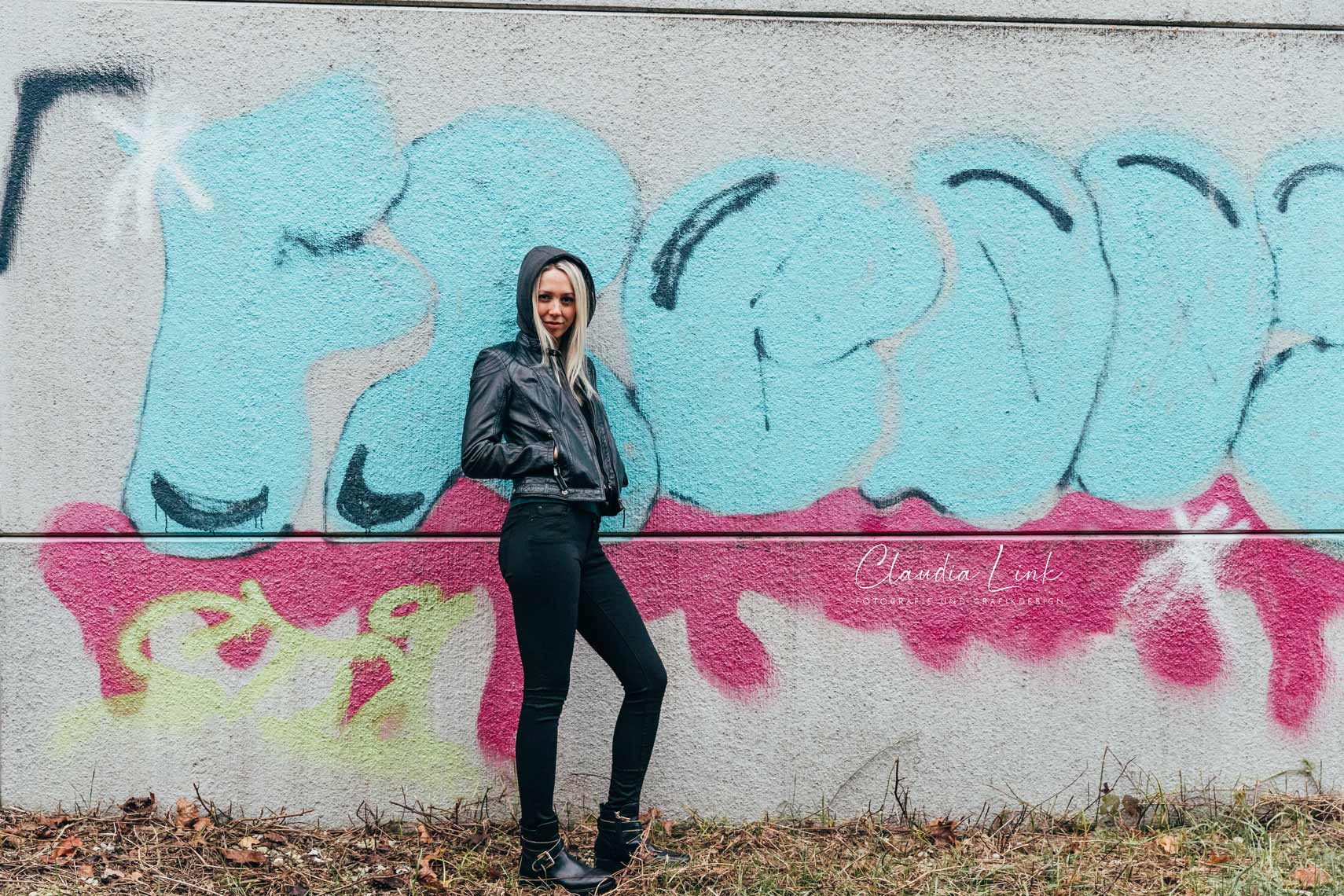 Portraits mit Graffiti-Flair im Winter in Augsburg mit Claudia Link Fotografie und Grafikdesign, deine Fotografin für Baby, Newborn, Babybauch, Familie und kreative Fotoprojekte aus Bernhardswald und in Regensburg, Nittenau, Cham