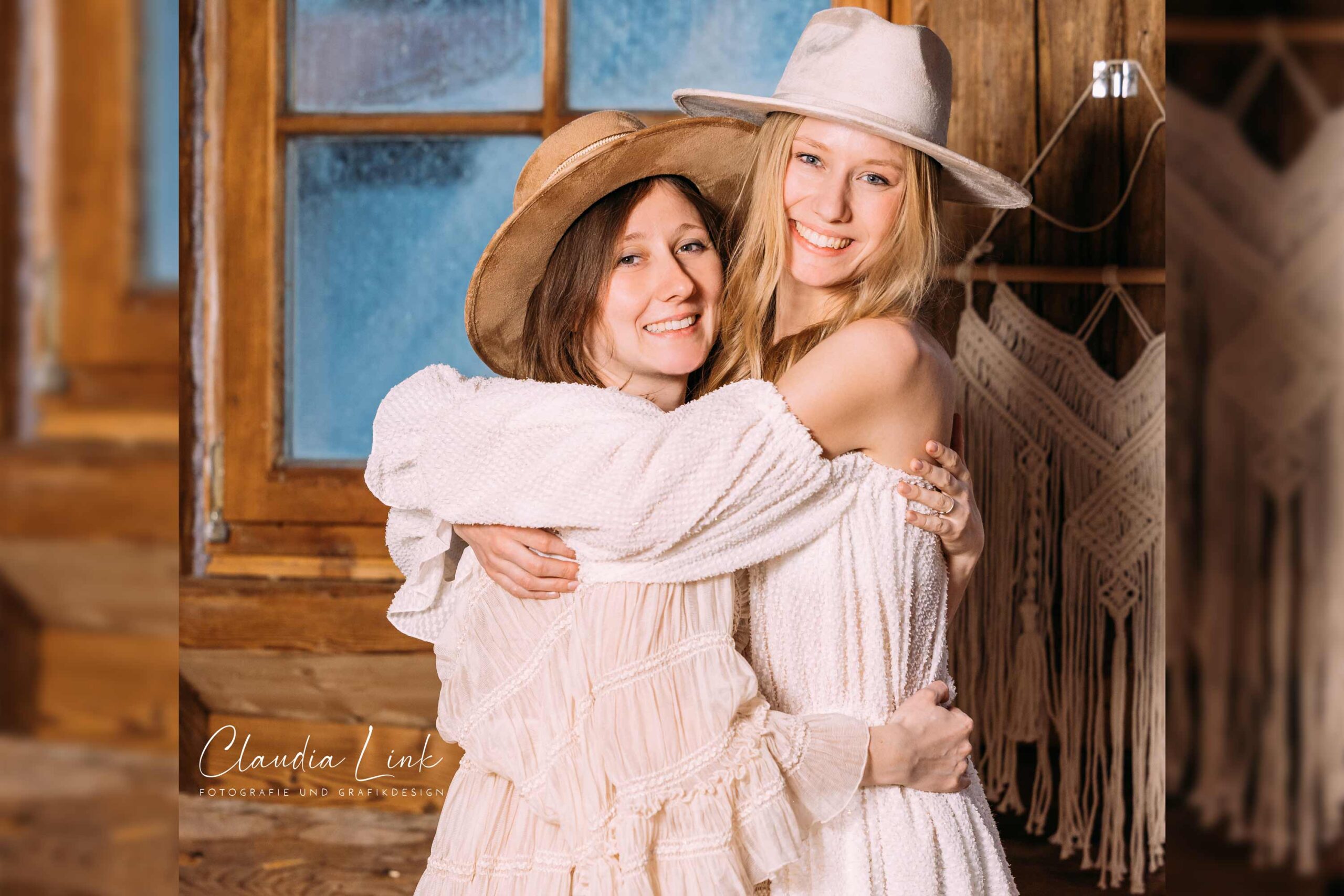 Babybauchbilder mit Scheunenromantik – Familienshooting mit der Schwester in Saal an der Donau mit Claudia Link Fotografie und Grafikdesign, Fotografin für Newborn, Baby, Babybauch und Familien in Bernhardswald, Regensburg, Roding, Nittenau, Cham.