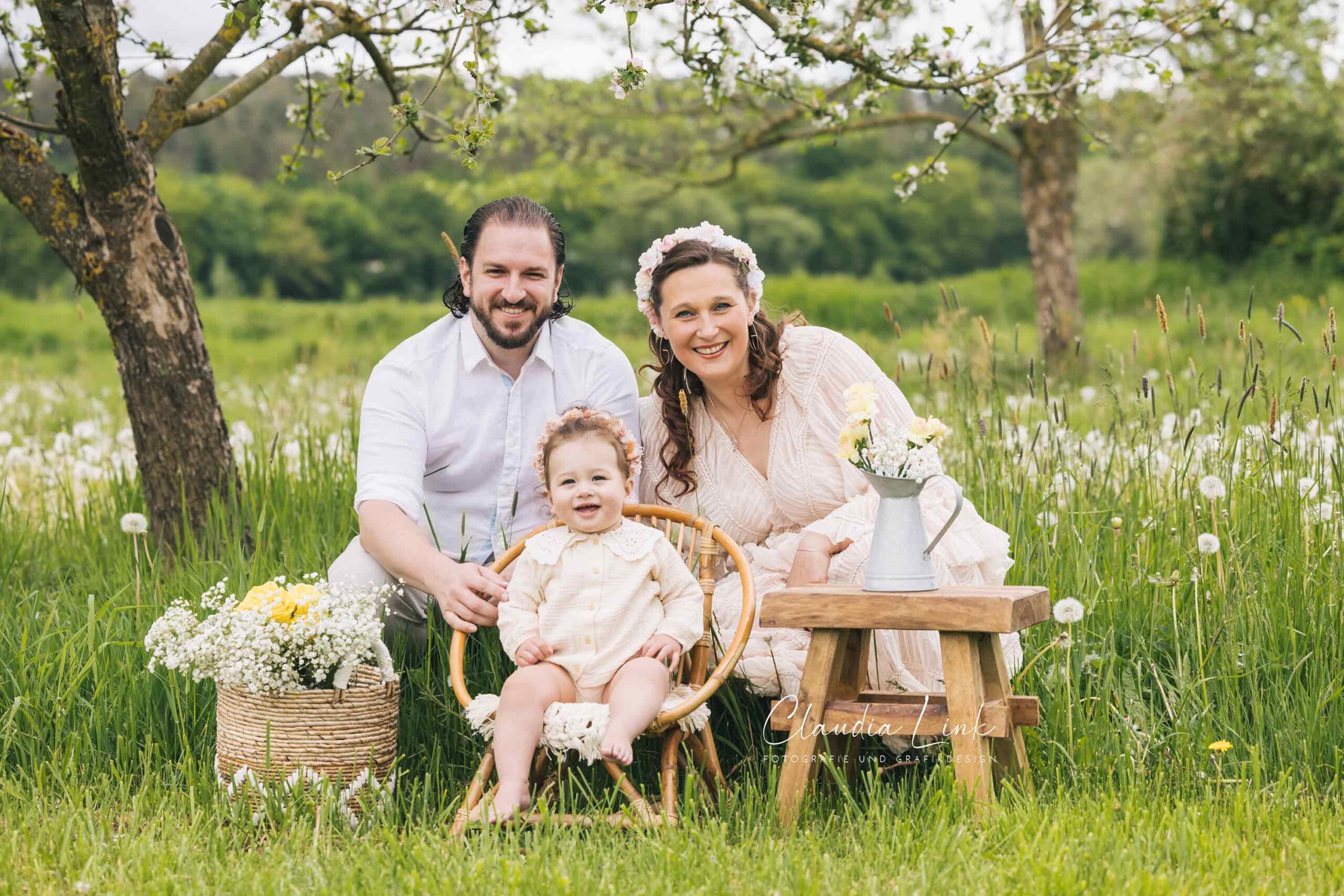 Blütenshooting auf einer Streuobstwiese – Zauberhafte Familienportraits von Claudia Link Fotografie und Grafikdesign, mobile Fotografin für Newborn, Baby, Babybauch und Familien in Schwabach, Neumarkt in der Oberpfalz, Regensburg, Wenzenbach, Roding, Nittenau, Bernhardswald, Cham.