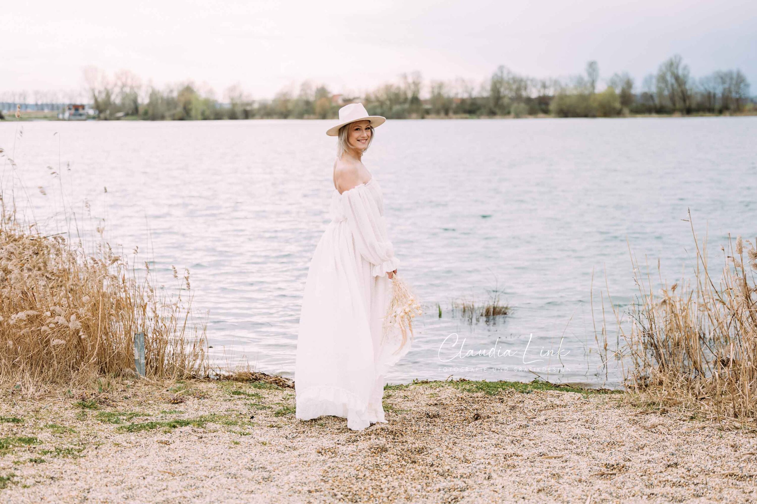 Lebenskunst ist, das zu genießen, was da ist. – Wunderschöne Portraits am Guggenberger See bei Neutraubling in tollen Kleidern und zauberhaften Outfits von Claudia Link Fotografie und Grafikdesign, mobile Fotografin für Portraits, Frauen, Newborn, Baby, Babybauch und Familien in Schwabach, Neumarkt in der Oberpfalz, Regensburg, Wenzenbach, Roding, Nittenau, Bernhardswald, Cham.
