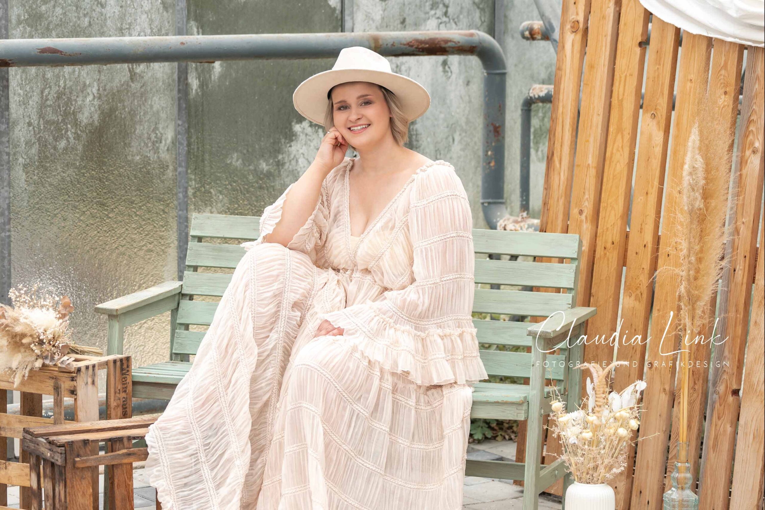 Die schönsten Erinnerungen sind stets Erlebnisse, für die man sich Zeit genommen hat. – Wunderschöne Portraits- oder Schwangerschaftsbilder im Gewächshaus von Claudia Link Fotografie und Grafikdesign, mobile Fotografin für Newborn, Baby, Babybauch und Familien in Schwabach, Neumarkt in der Oberpfalz, Regensburg, Wenzenbach, Roding, Nittenau, Bernhardswald, Cham.