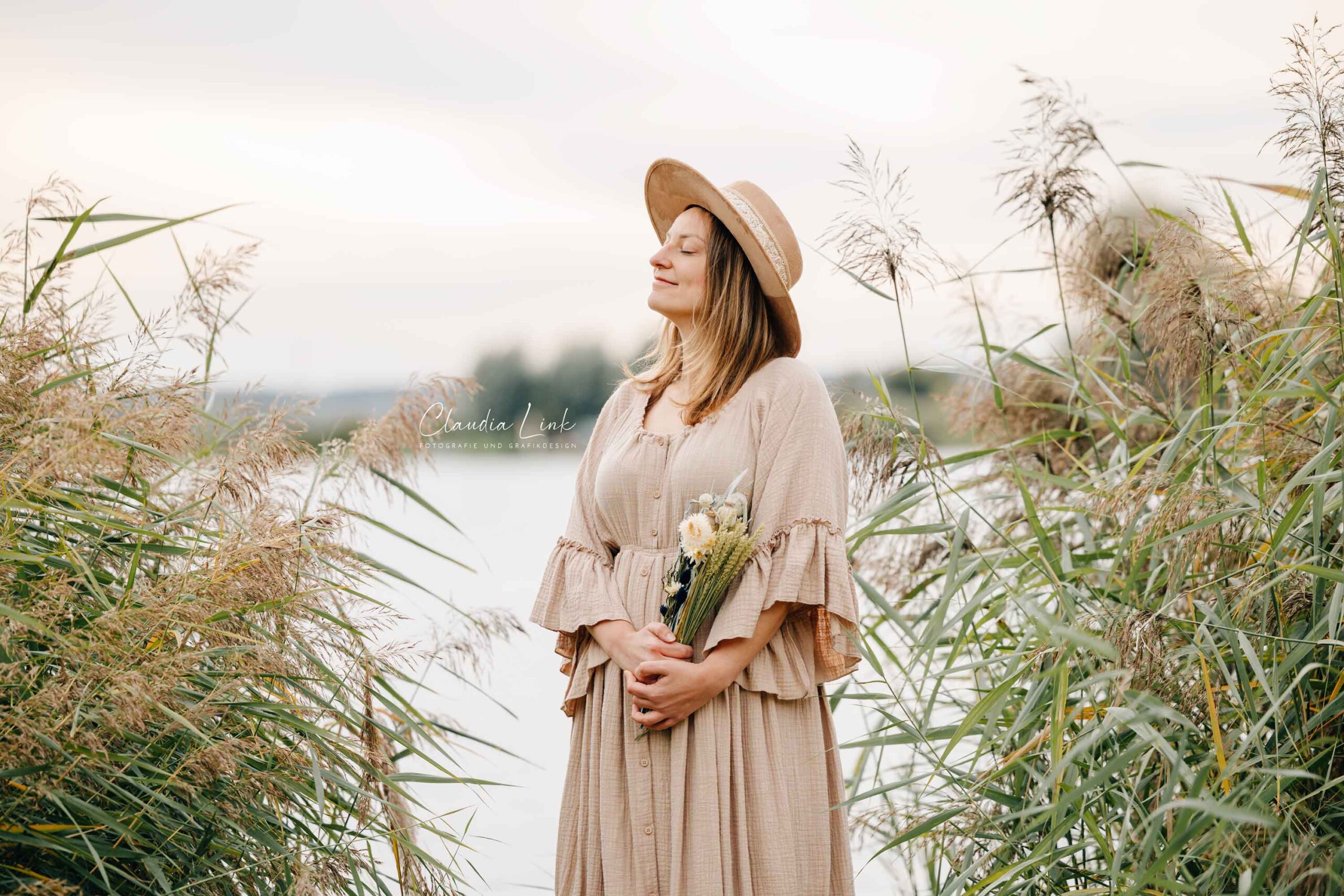 Special im goldenen Herbst – Fotoshooting am Guggenberger See bei Neutraubling, Portraits, Familienbilder, Paarbilder, Frauenportraits, Frauenbilder, Freundinnen und Babybauchbilder mit Claudia Link, Fotografin für Newborn, Baby, Babybauch und Familien aus Bernhardswald und von Regensburg bis Cham.