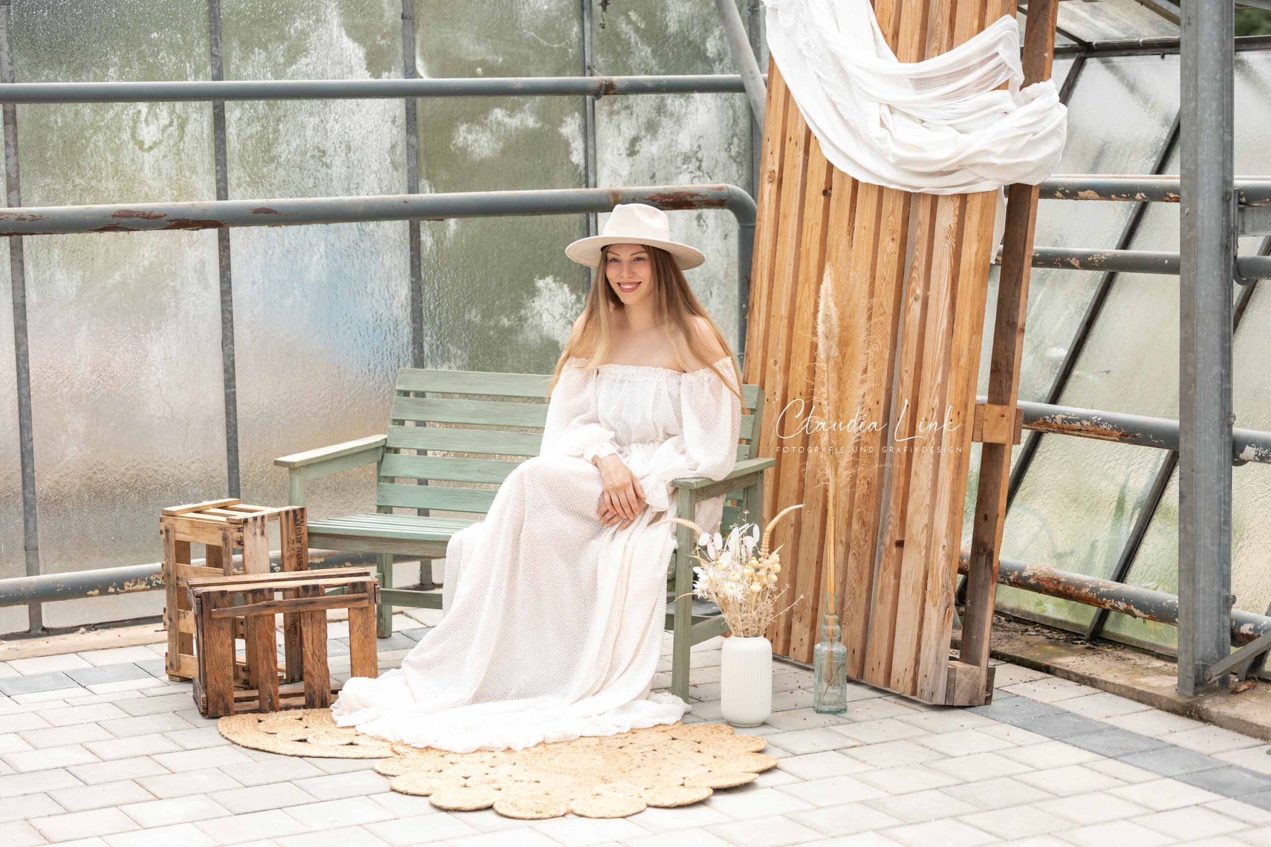 Die schönsten Erinnerungen sind stets Erlebnisse, für die man sich Zeit genommen hat. – Wunderschöne Portraits- oder Schwangerschaftsbilder im Gewächshaus von Claudia Link Fotografie und Grafikdesign, mobile Fotografin für Newborn, Baby, Babybauch und Familien in Schwabach, Neumarkt in der Oberpfalz, Regensburg, Wenzenbach, Roding, Nittenau, Bernhardswald, Cham.