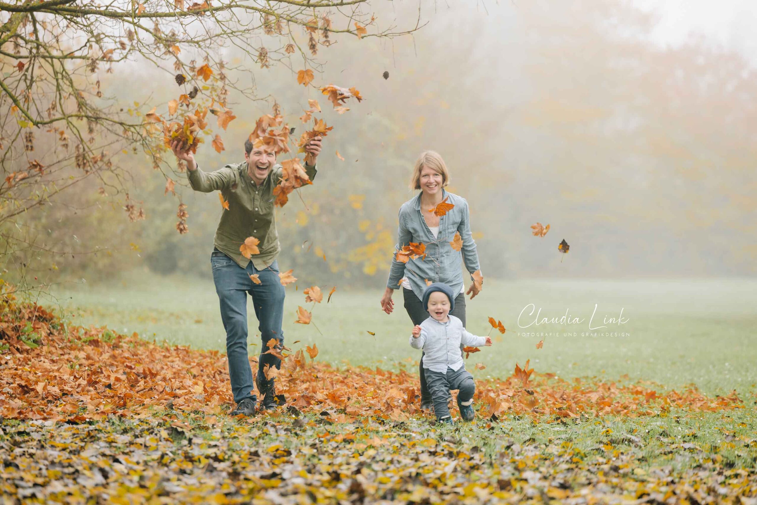 Wenn der Nebel tief hängt und die Sonne kaum hindurchscheinen lässt, wenn es eisig kalt ist und die letzten Blätter in goldenen Farben von den Bäumen wehen, dann wirkt ein Familienshooting am Guggenberger See mit Claudia Link Fotografie und Grafikdesign, Fotografin für Newborn, Baby, Babybauch und Familien in Bernhardswald, Regensburg, Roding, Nittenau, Cham ganz besonders mystisch.