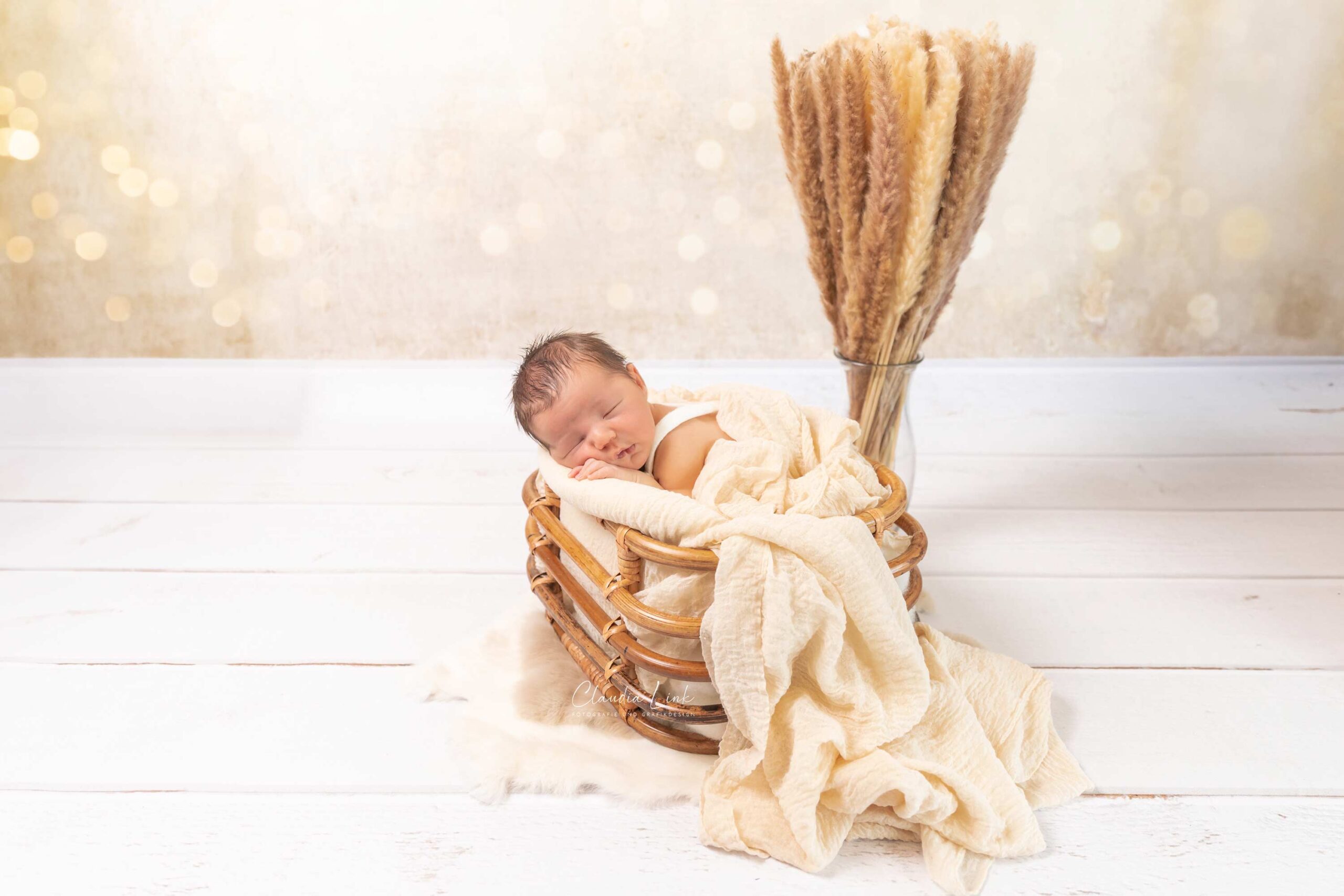 Als Fotografin für Neugeborene, Kinder und Familien habe ich es mir zur Aufgabe gemacht, eure unwiederbringlichen Momente festzuhalten. In meinen liebevoll gestalteten Ein Newbornshooting voller Gefühl - Newbornshootings entstehen Erinnerungen, die ein Leben lang bleiben. Ob ihr euch für meinen detailverliebten Stil mit Körbchen, Decken und zauberhaften Accessoires entscheidet oder den schlichten, natürlichen Stil bevorzugt – jedes Bild wird eure Geschichte erzählen und die Schönheit eures Babys für immer bewahren. Claudia Link, Fotografin für Newborn, Baby, Babybauch und Familien aus Bernhardswald, mobile Fotografin von Regensburg bis Cham.
