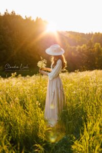 Starke Frauen Portraits im letzten Licht des Tages auf einer magischen Wiese mit Claudia Link Fotografie und Grafikdesign, Fotografin für Newborn, Baby, Babybauch, verliebte Paare und Familien in Bernhardswald, Regensburg, Roding, Nittenau, Cham, Schwabach.