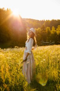 Starke Frauen Portraits im letzten Licht des Tages auf einer magischen Wiese mit Claudia Link Fotografie und Grafikdesign, Fotografin für Newborn, Baby, Babybauch, verliebte Paare und Familien in Bernhardswald, Regensburg, Roding, Nittenau, Cham, Schwabach.