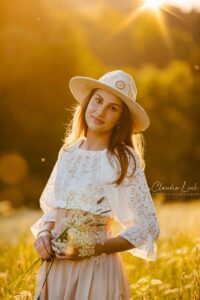 Starke Frauen Portraits im letzten Licht des Tages auf einer magischen Wiese mit Claudia Link Fotografie und Grafikdesign, Fotografin für Newborn, Baby, Babybauch, verliebte Paare und Familien in Bernhardswald, Regensburg, Roding, Nittenau, Cham, Schwabach.