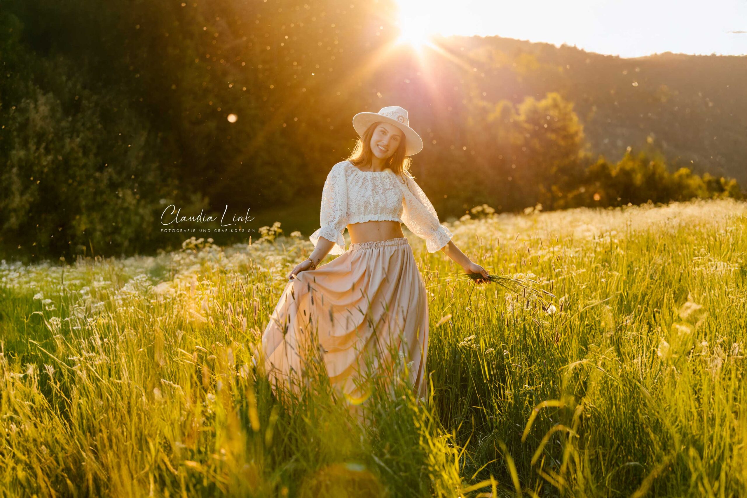 Starke Frauen Portraits im letzten Licht des Tages auf einer magischen Wiese mit Claudia Link Fotografie und Grafikdesign, Fotografin für Newborn, Baby, Babybauch, verliebte Paare und Familien in Bernhardswald, Regensburg, Roding, Nittenau, Cham, Schwabach.