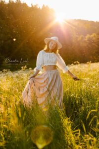 Starke Frauen Portraits im letzten Licht des Tages auf einer magischen Wiese mit Claudia Link Fotografie und Grafikdesign, Fotografin für Newborn, Baby, Babybauch, verliebte Paare und Familien in Bernhardswald, Regensburg, Roding, Nittenau, Cham, Schwabach.
