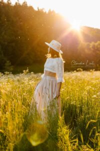 Starke Frauen Portraits im letzten Licht des Tages auf einer magischen Wiese mit Claudia Link Fotografie und Grafikdesign, Fotografin für Newborn, Baby, Babybauch, verliebte Paare und Familien in Bernhardswald, Regensburg, Roding, Nittenau, Cham, Schwabach.