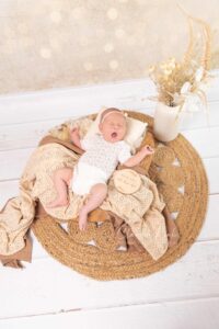 Als Fotografin für Neugeborene, Kinder und Familien habe ich es mir zur Aufgabe gemacht, eure unwiederbringlichen Momente festzuhalten. In meinen liebevoll gestalteten Ein Newbornshooting voller Gefühl - Newbornshootings entstehen Erinnerungen, die ein Leben lang bleiben. Ob ihr euch für meinen detailverliebten Stil mit Körbchen, Decken und zauberhaften Accessoires entscheidet oder den schlichten, natürlichen Stil bevorzugt – jedes Bild wird eure Geschichte erzählen und die Schönheit eures Babys für immer bewahren. Claudia Link, Fotografin für Newborn, Baby, Babybauch und Familien aus Bernhardswald, mobile Fotografin von Regensburg bis Cham.