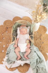 Als Fotografin für Neugeborene, Kinder und Familien habe ich es mir zur Aufgabe gemacht, eure unwiederbringlichen Momente festzuhalten. In meinen liebevoll gestalteten Ein Newbornshooting voller Gefühl - Newbornshootings entstehen Erinnerungen, die ein Leben lang bleiben. Ob ihr euch für meinen detailverliebten Stil mit Körbchen, Decken und zauberhaften Accessoires entscheidet oder den schlichten, natürlichen Stil bevorzugt – jedes Bild wird eure Geschichte erzählen und die Schönheit eures Babys für immer bewahren. Claudia Link, Fotografin für Newborn, Baby, Babybauch und Familien aus Bernhardswald, mobile Fotografin von Regensburg bis Cham.