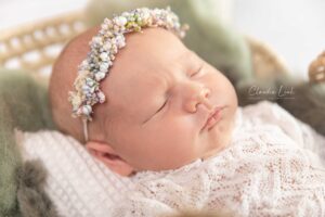 Als Fotografin für Neugeborene, Kinder und Familien habe ich es mir zur Aufgabe gemacht, eure unwiederbringlichen Momente festzuhalten. In meinen liebevoll gestalteten Ein Newbornshooting voller Gefühl - Newbornshootings entstehen Erinnerungen, die ein Leben lang bleiben. Ob ihr euch für meinen detailverliebten Stil mit Körbchen, Decken und zauberhaften Accessoires entscheidet oder den schlichten, natürlichen Stil bevorzugt – jedes Bild wird eure Geschichte erzählen und die Schönheit eures Babys für immer bewahren. Claudia Link, Fotografin für Newborn, Baby, Babybauch und Familien aus Bernhardswald, mobile Fotografin von Regensburg bis Cham.
