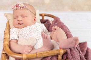 Als Fotografin für Neugeborene, Kinder und Familien habe ich es mir zur Aufgabe gemacht, eure unwiederbringlichen Momente festzuhalten. In meinen liebevoll gestalteten Ein Newbornshooting voller Gefühl - Newbornshootings entstehen Erinnerungen, die ein Leben lang bleiben. Ob ihr euch für meinen detailverliebten Stil mit Körbchen, Decken und zauberhaften Accessoires entscheidet oder den schlichten, natürlichen Stil bevorzugt – jedes Bild wird eure Geschichte erzählen und die Schönheit eures Babys für immer bewahren. Claudia Link, Fotografin für Newborn, Baby, Babybauch und Familien aus Bernhardswald, mobile Fotografin von Regensburg bis Cham.