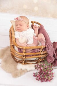 Als Fotografin für Neugeborene, Kinder und Familien habe ich es mir zur Aufgabe gemacht, eure unwiederbringlichen Momente festzuhalten. In meinen liebevoll gestalteten Ein Newbornshooting voller Gefühl - Newbornshootings entstehen Erinnerungen, die ein Leben lang bleiben. Ob ihr euch für meinen detailverliebten Stil mit Körbchen, Decken und zauberhaften Accessoires entscheidet oder den schlichten, natürlichen Stil bevorzugt – jedes Bild wird eure Geschichte erzählen und die Schönheit eures Babys für immer bewahren. Claudia Link, Fotografin für Newborn, Baby, Babybauch und Familien aus Bernhardswald, mobile Fotografin von Regensburg bis Cham.