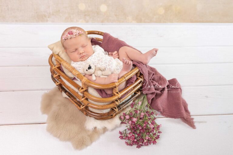 Als Fotografin für Neugeborene, Kinder und Familien habe ich es mir zur Aufgabe gemacht, eure unwiederbringlichen Momente festzuhalten. In meinen liebevoll gestalteten Ein Newbornshooting voller Gefühl - Newbornshootings entstehen Erinnerungen, die ein Leben lang bleiben. Ob ihr euch für meinen detailverliebten Stil mit Körbchen, Decken und zauberhaften Accessoires entscheidet oder den schlichten, natürlichen Stil bevorzugt – jedes Bild wird eure Geschichte erzählen und die Schönheit eures Babys für immer bewahren. Claudia Link, Fotografin für Newborn, Baby, Babybauch und Familien aus Bernhardswald, mobile Fotografin von Regensburg bis Cham.