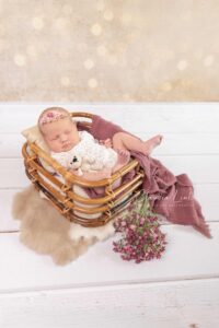 Als Fotografin für Neugeborene, Kinder und Familien habe ich es mir zur Aufgabe gemacht, eure unwiederbringlichen Momente festzuhalten. In meinen liebevoll gestalteten Ein Newbornshooting voller Gefühl - Newbornshootings entstehen Erinnerungen, die ein Leben lang bleiben. Ob ihr euch für meinen detailverliebten Stil mit Körbchen, Decken und zauberhaften Accessoires entscheidet oder den schlichten, natürlichen Stil bevorzugt – jedes Bild wird eure Geschichte erzählen und die Schönheit eures Babys für immer bewahren. Claudia Link, Fotografin für Newborn, Baby, Babybauch und Familien aus Bernhardswald, mobile Fotografin von Regensburg bis Cham.