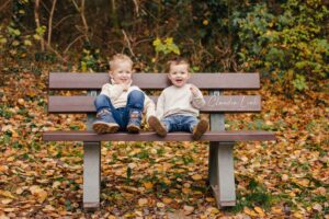 Glückliche und liebevolle Familienbilder bei goldenen Herbstfarben am Rothsee mit Claudia Link Fotografie und Grafikdesign, Fotografin für Newborn, Baby, Babybauch und Familien in Bernhardswald, Regensburg, Roding, Nittenau, Cham.