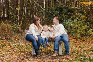 Glückliche und liebevolle Familienbilder bei goldenen Herbstfarben am Rothsee mit Claudia Link Fotografie und Grafikdesign, Fotografin für Newborn, Baby, Babybauch und Familien in Bernhardswald, Regensburg, Roding, Nittenau, Cham.