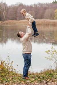 Glückliche und liebevolle Familienbilder bei goldenen Herbstfarben am Rothsee mit Claudia Link Fotografie und Grafikdesign, Fotografin für Newborn, Baby, Babybauch und Familien in Bernhardswald, Regensburg, Roding, Nittenau, Cham.