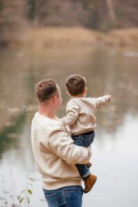Glückliche und liebevolle Familienbilder bei goldenen Herbstfarben am Rothsee mit Claudia Link Fotografie und Grafikdesign, Fotografin für Newborn, Baby, Babybauch und Familien in Bernhardswald, Regensburg, Roding, Nittenau, Cham.