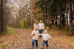 Glückliche und liebevolle Familienbilder bei goldenen Herbstfarben am Rothsee mit Claudia Link Fotografie und Grafikdesign, Fotografin für Newborn, Baby, Babybauch und Familien in Bernhardswald, Regensburg, Roding, Nittenau, Cham.