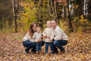 Glückliche und liebevolle Familienbilder bei goldenen Herbstfarben am Rothsee mit Claudia Link Fotografie und Grafikdesign, Fotografin für Newborn, Baby, Babybauch und Familien in Bernhardswald, Regensburg, Roding, Nittenau, Cham.
