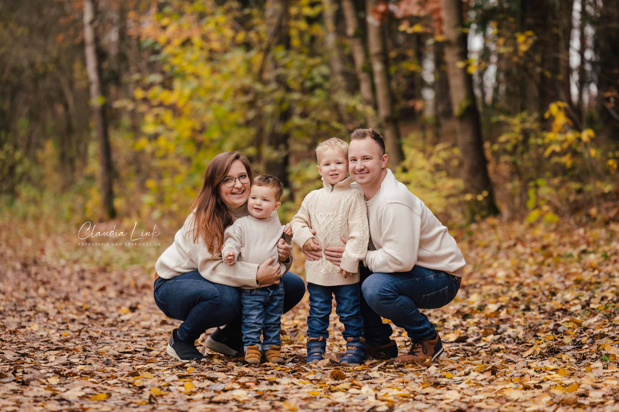 Glückliche und liebevolle Familienbilder bei goldenen Herbstfarben am Rothsee mit Claudia Link Fotografie und Grafikdesign, Fotografin für Newborn, Baby, Babybauch und Familien in Bernhardswald, Regensburg, Roding, Nittenau, Cham.