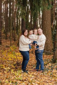 Glückliche und liebevolle Familienbilder bei goldenen Herbstfarben am Rothsee mit Claudia Link Fotografie und Grafikdesign, Fotografin für Newborn, Baby, Babybauch und Familien in Bernhardswald, Regensburg, Roding, Nittenau, Cham.
