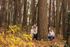 Glückliche und liebevolle Familienbilder bei goldenen Herbstfarben am Rothsee mit Claudia Link Fotografie und Grafikdesign, Fotografin für Newborn, Baby, Babybauch und Familien in Bernhardswald, Regensburg, Roding, Nittenau, Cham.