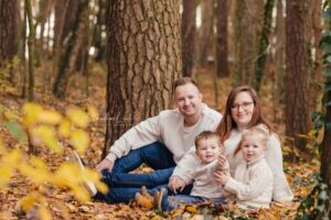 Glückliche und liebevolle Familienbilder bei goldenen Herbstfarben am Rothsee mit Claudia Link Fotografie und Grafikdesign, Fotografin für Newborn, Baby, Babybauch und Familien in Bernhardswald, Regensburg, Roding, Nittenau, Cham.