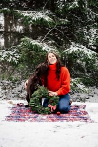 Was für ein perfektes Winterwunderland-Wetter! Bei tiefem Pulverschnee, einem wolkenlosen, blauen Himmel und einer strahlenden Sonne besuchte mich die liebe Svenja mit ihrem Hund Captain zu einem Weihnachtshundeshooting in einem Waldstück bei Bernhardswald. Hundefotos mit Claudia Link, Babyfotografin und Familienfotografin von Regensburg über Nittenau, Roding, bis Cham in der Oberpfalz.