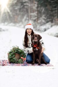 Was für ein perfektes Winterwunderland-Wetter! Bei tiefem Pulverschnee, einem wolkenlosen, blauen Himmel und einer strahlenden Sonne besuchte mich die liebe Svenja mit ihrem Hund Captain zu einem Weihnachtshundeshooting in einem Waldstück bei Bernhardswald. Hundefotos mit Claudia Link, Babyfotografin und Familienfotografin von Regensburg über Nittenau, Roding, bis Cham in der Oberpfalz.