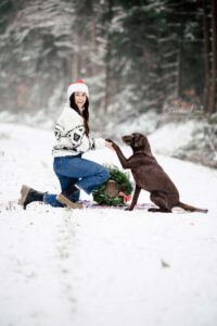 Was für ein perfektes Winterwunderland-Wetter! Bei tiefem Pulverschnee, einem wolkenlosen, blauen Himmel und einer strahlenden Sonne besuchte mich die liebe Svenja mit ihrem Hund Captain zu einem Weihnachtshundeshooting in einem Waldstück bei Bernhardswald. Hundefotos mit Claudia Link, Babyfotografin und Familienfotografin von Regensburg über Nittenau, Roding, bis Cham in der Oberpfalz.