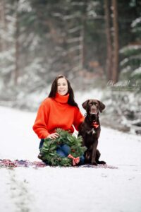 Was für ein perfektes Winterwunderland-Wetter! Bei tiefem Pulverschnee, einem wolkenlosen, blauen Himmel und einer strahlenden Sonne besuchte mich die liebe Svenja mit ihrem Hund Captain zu einem Weihnachtshundeshooting in einem Waldstück bei Bernhardswald. Hundefotos mit Claudia Link, Babyfotografin und Familienfotografin von Regensburg über Nittenau, Roding, bis Cham in der Oberpfalz.