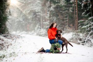 Was für ein perfektes Winterwunderland-Wetter! Bei tiefem Pulverschnee, einem wolkenlosen, blauen Himmel und einer strahlenden Sonne besuchte mich die liebe Svenja mit ihrem Hund Captain zu einem Weihnachtshundeshooting in einem Waldstück bei Bernhardswald. Hundefotos mit Claudia Link, Babyfotografin und Familienfotografin von Regensburg über Nittenau, Roding, bis Cham in der Oberpfalz.
