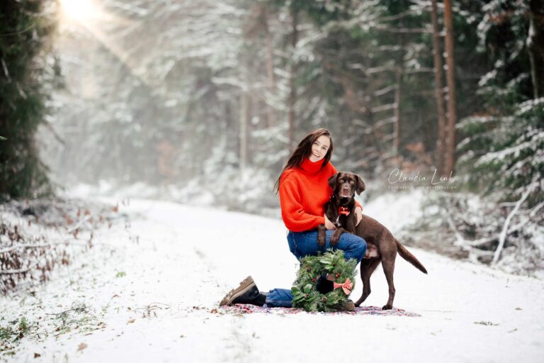 Was für ein perfektes Winterwunderland-Wetter! Bei tiefem Pulverschnee, einem wolkenlosen, blauen Himmel und einer strahlenden Sonne besuchte mich die liebe Svenja mit ihrem Hund Captain zu einem Weihnachtshundeshooting in einem Waldstück bei Bernhardswald. Hundefotos mit Claudia Link, Babyfotografin und Familienfotografin von Regensburg über Nittenau, Roding, bis Cham in der Oberpfalz.