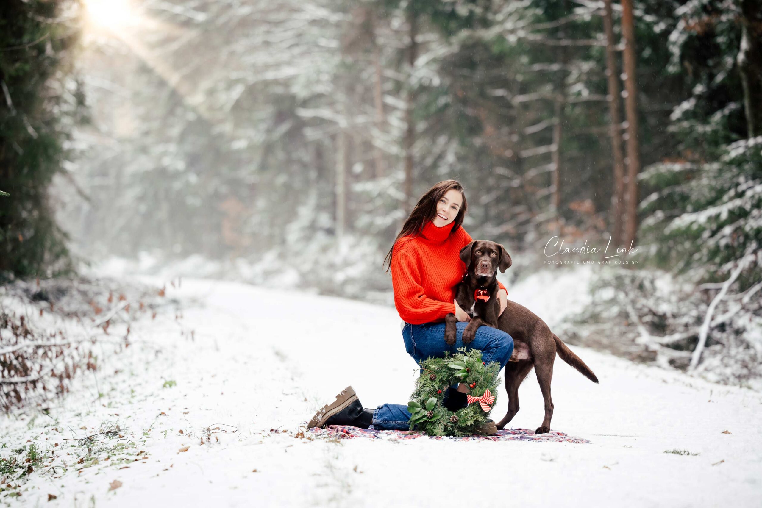 Was für ein perfektes Winterwunderland-Wetter! Bei tiefem Pulverschnee, einem wolkenlosen, blauen Himmel und einer strahlenden Sonne besuchte mich die liebe Svenja mit ihrem Hund Captain zu einem Weihnachtshundeshooting in einem Waldstück bei Bernhardswald. Hundefotos mit Claudia Link, Babyfotografin und Familienfotografin von Regensburg über Nittenau, Roding, bis Cham in der Oberpfalz.