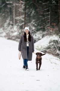 Was für ein perfektes Winterwunderland-Wetter! Bei tiefem Pulverschnee, einem wolkenlosen, blauen Himmel und einer strahlenden Sonne besuchte mich die liebe Svenja mit ihrem Hund Captain zu einem Weihnachtshundeshooting in einem Waldstück bei Bernhardswald. Hundefotos mit Claudia Link, Babyfotografin und Familienfotografin von Regensburg über Nittenau, Roding, bis Cham in der Oberpfalz.