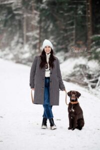 Was für ein perfektes Winterwunderland-Wetter! Bei tiefem Pulverschnee, einem wolkenlosen, blauen Himmel und einer strahlenden Sonne besuchte mich die liebe Svenja mit ihrem Hund Captain zu einem Weihnachtshundeshooting in einem Waldstück bei Bernhardswald. Hundefotos mit Claudia Link, Babyfotografin und Familienfotografin von Regensburg über Nittenau, Roding, bis Cham in der Oberpfalz.