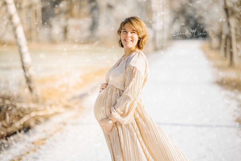 2025 war für mich ein Jahr voller Magie, Emotionen und unvergesslicher Momente vor und hinter der Kamera. Zwischen einzigartigen Fotoshootings, tiefen Begegnungen, einmaligen Reisen und meinem eigenen kleinen Wunder, das es galt, in Bildern festzuhalten. Das neue Jahr wird so viel Neues bereithalten, als Baby- und Familienfotografin, baldige Mama und mit meiner eigenen kleinen Familie. Babybauchfotos mit Claudia Link, Babyfotografin und Familienfotografin aus Bernhardswald von Regensburg über Nittenau, Roding, bis Cham in der Oberpfalz.