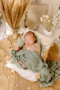 Als Fotografin für Neugeborene, Babys, Kinder und Familien habe ich es mir zur Aufgabe gemacht, eure unwiederbringlichen Momente festzuhalten. In meinen liebevoll gestalteten Newbornshootings entstehen Erinnerungen, die ein Leben lang bleiben. Ob ihr euch für detailverliebte Körbchen mit zauberhaften Accessoires entscheidet oder den schlichten, natürlichen Stil bevorzugt – jedes Bild wird eure Geschichte erzählen und den Moment festhalten, als euer Baby so klein, frisch und wunderschön war. Claudia Link, Fotografin für Newborn, Baby, Babybauch und Familien aus Bernhardswald, mobile Fotografin von Regensburg bis Cham.