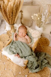 Als Fotografin für Neugeborene, Babys, Kinder und Familien habe ich es mir zur Aufgabe gemacht, eure unwiederbringlichen Momente festzuhalten. In meinen liebevoll gestalteten Newbornshootings entstehen Erinnerungen, die ein Leben lang bleiben. Ob ihr euch für detailverliebte Körbchen mit zauberhaften Accessoires entscheidet oder den schlichten, natürlichen Stil bevorzugt – jedes Bild wird eure Geschichte erzählen und den Moment festhalten, als euer Baby so klein, frisch und wunderschön war. Claudia Link, Fotografin für Newborn, Baby, Babybauch und Familien aus Bernhardswald, mobile Fotografin von Regensburg bis Cham.